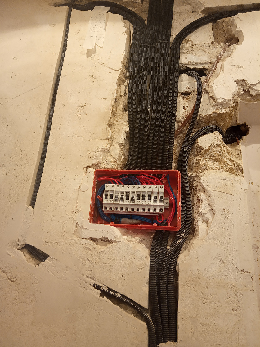 Mənzilin işıq sisteminin kabel və borunun çəkilməsi,şitin yığılması şəkil