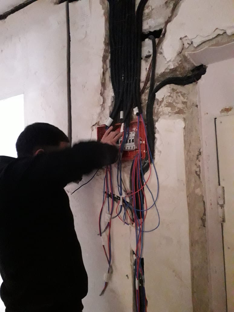 Mənzilin işıq sisteminin kabel və borunun çəkilməsi,şitin yığılması изображение 1