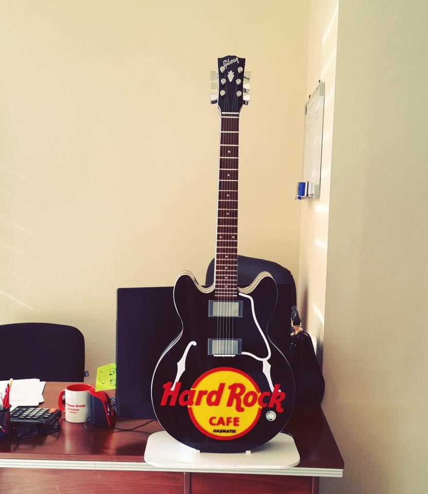 Hard Rock kafe üçün hazırlanmış gitara maketi şəkil